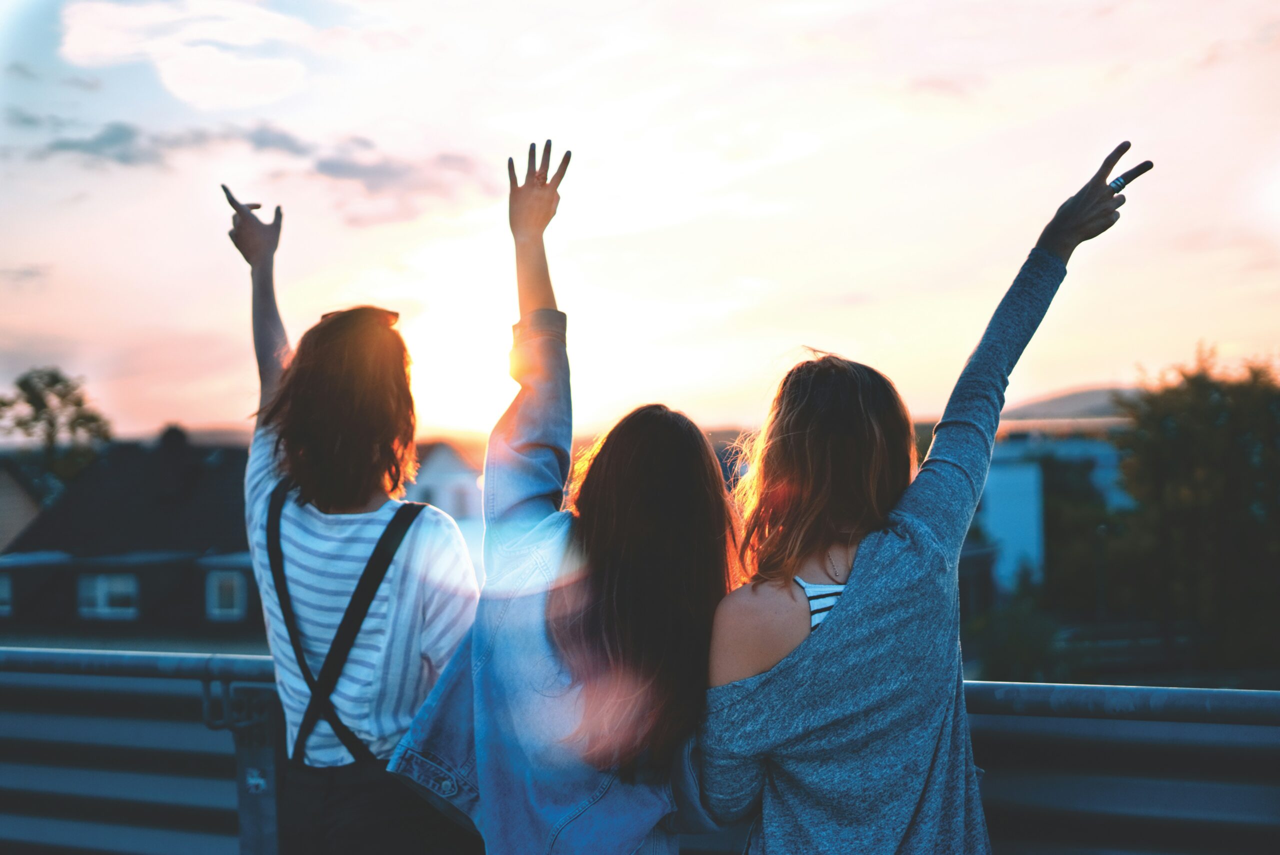 drei Frauen stehend jubelnd auf einem Balkon